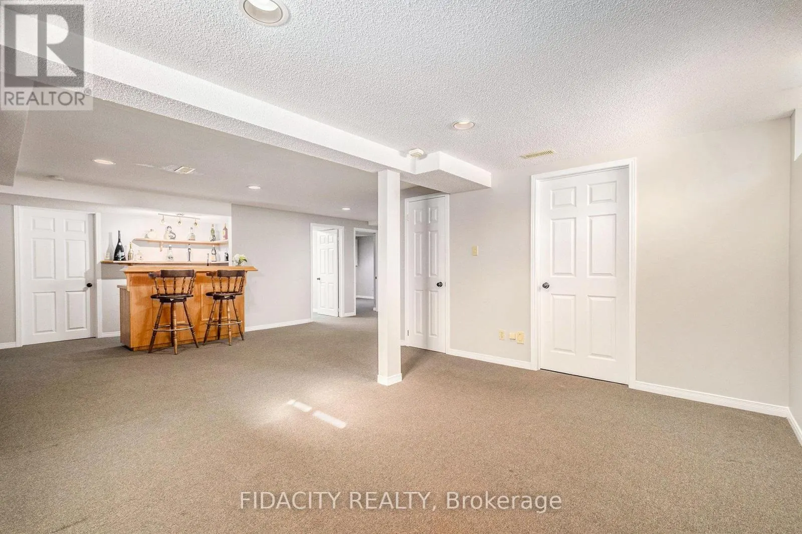 914 LONG MEADOW WAY