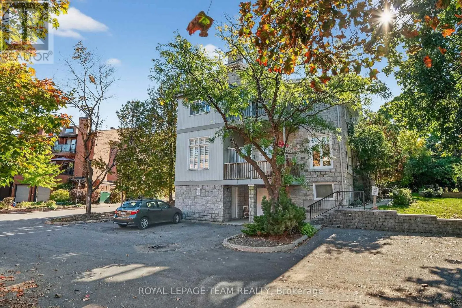 6 - 635 RICHMOND ROAD