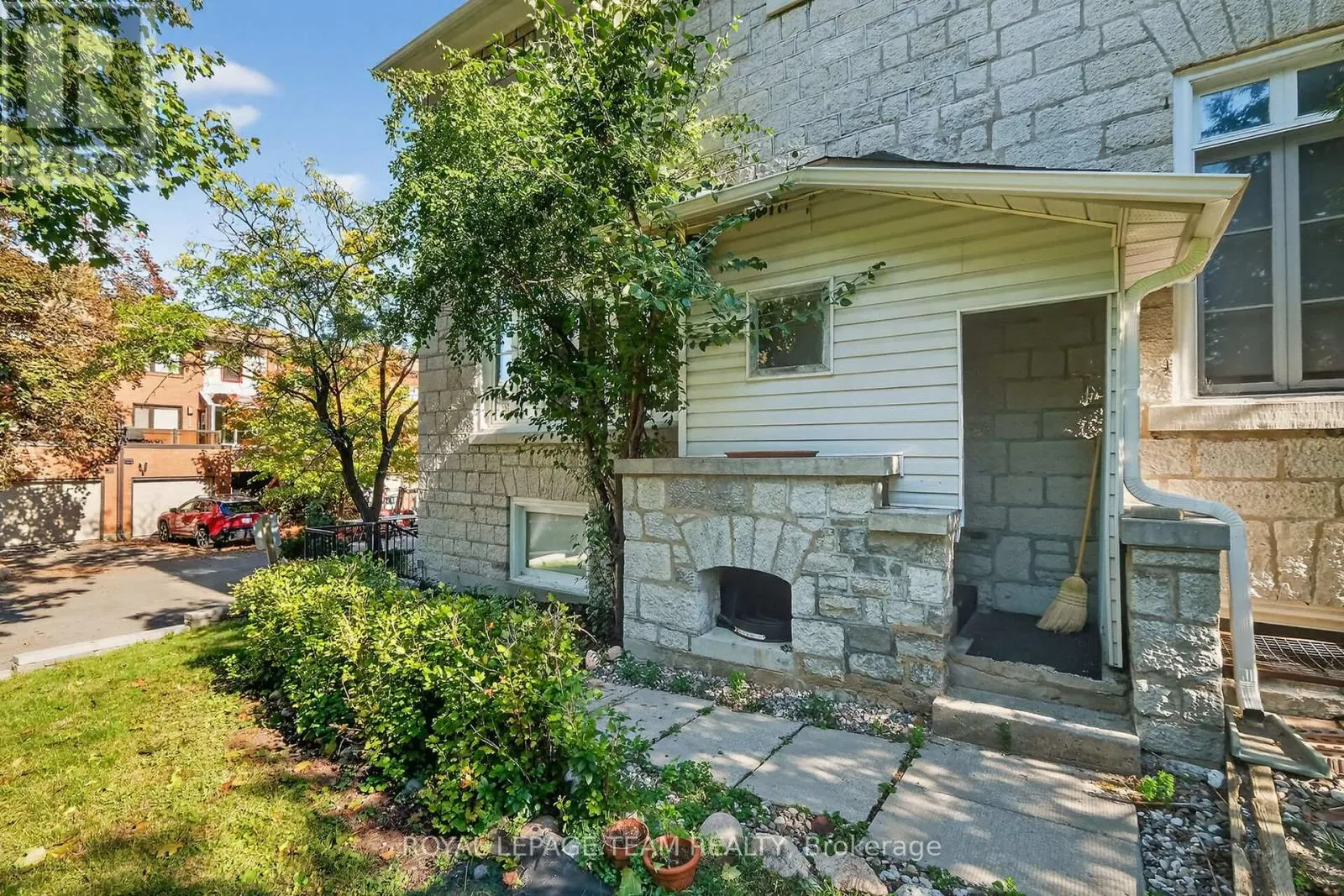 6 - 635 RICHMOND ROAD