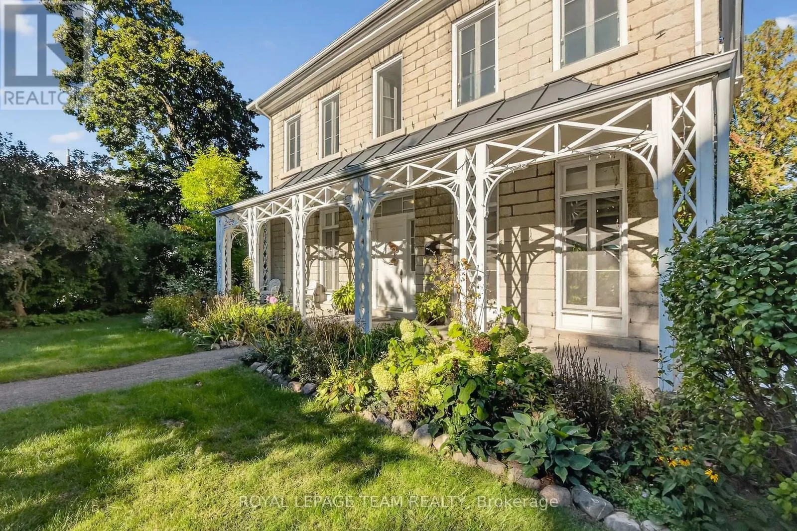 6 - 635 RICHMOND ROAD