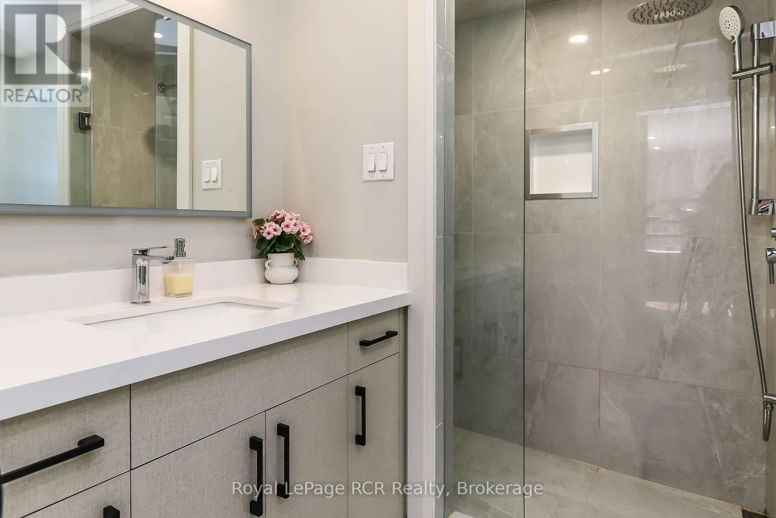 22 - 162 SETTLERS WAY, #22