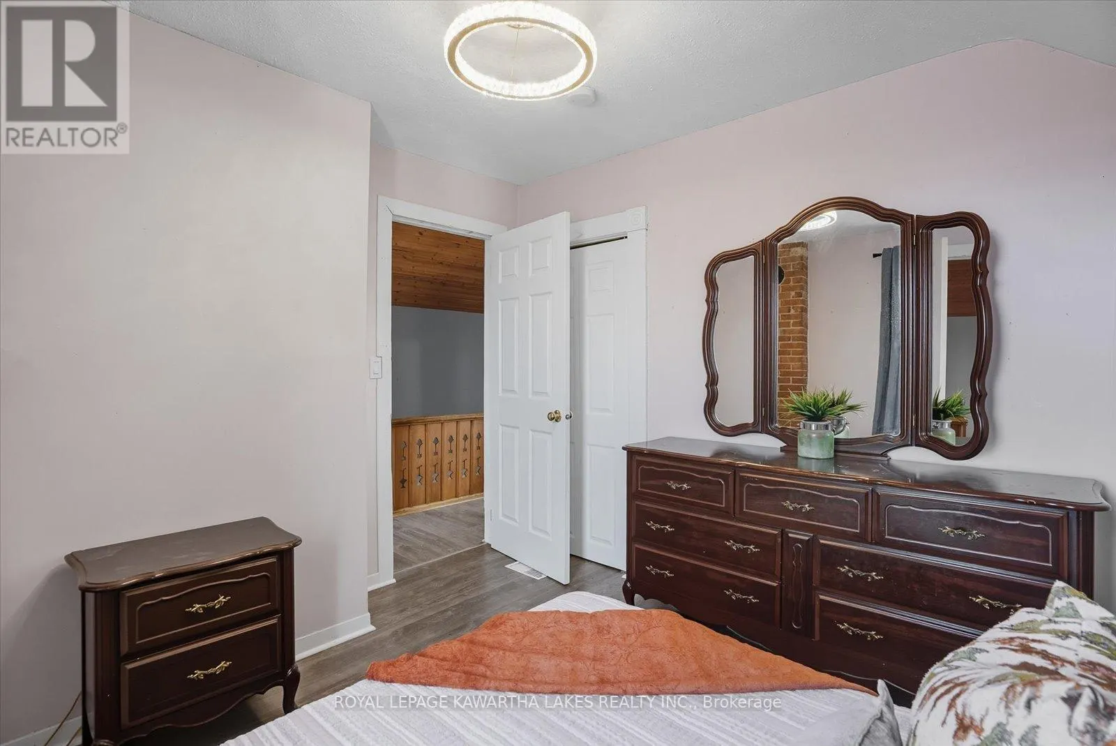 18 MARY STREET W
