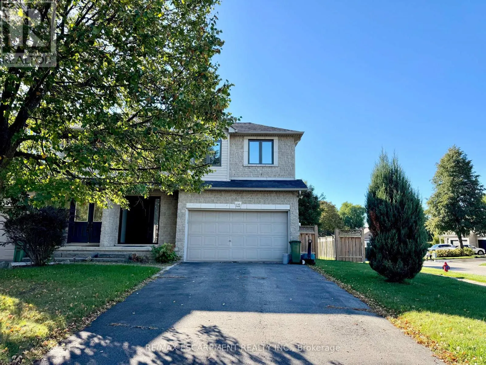 122 FOXBOROUGH DRIVE