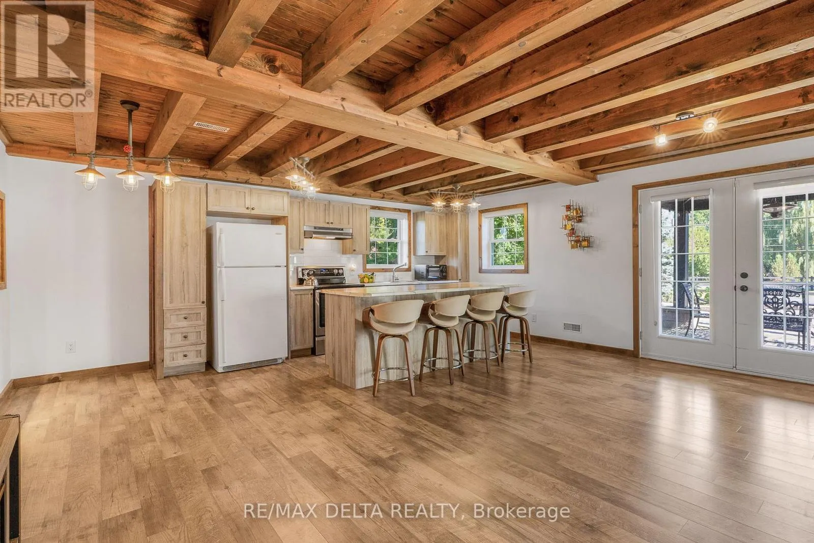 439 FRONT ROAD W