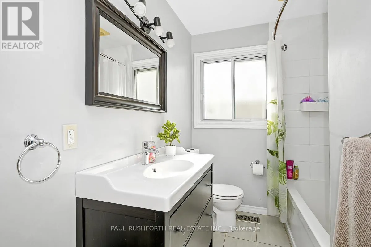 922 PINEWOOD CRESCENT