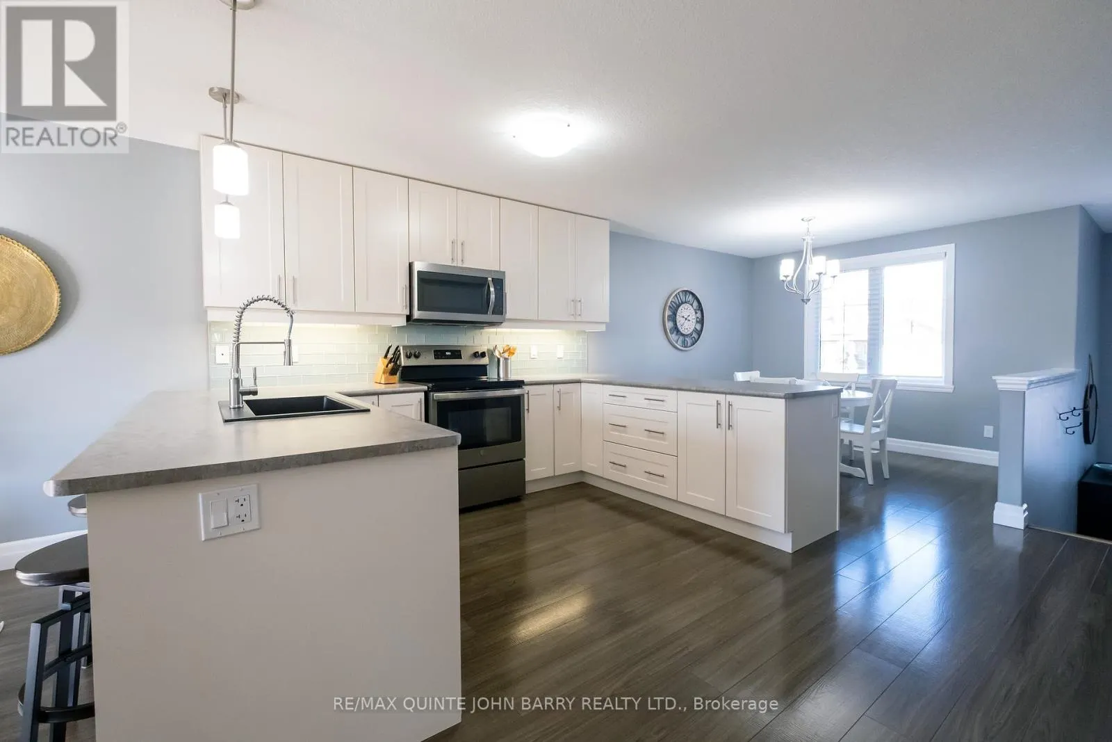 6 MCINTOSH CRESCENT