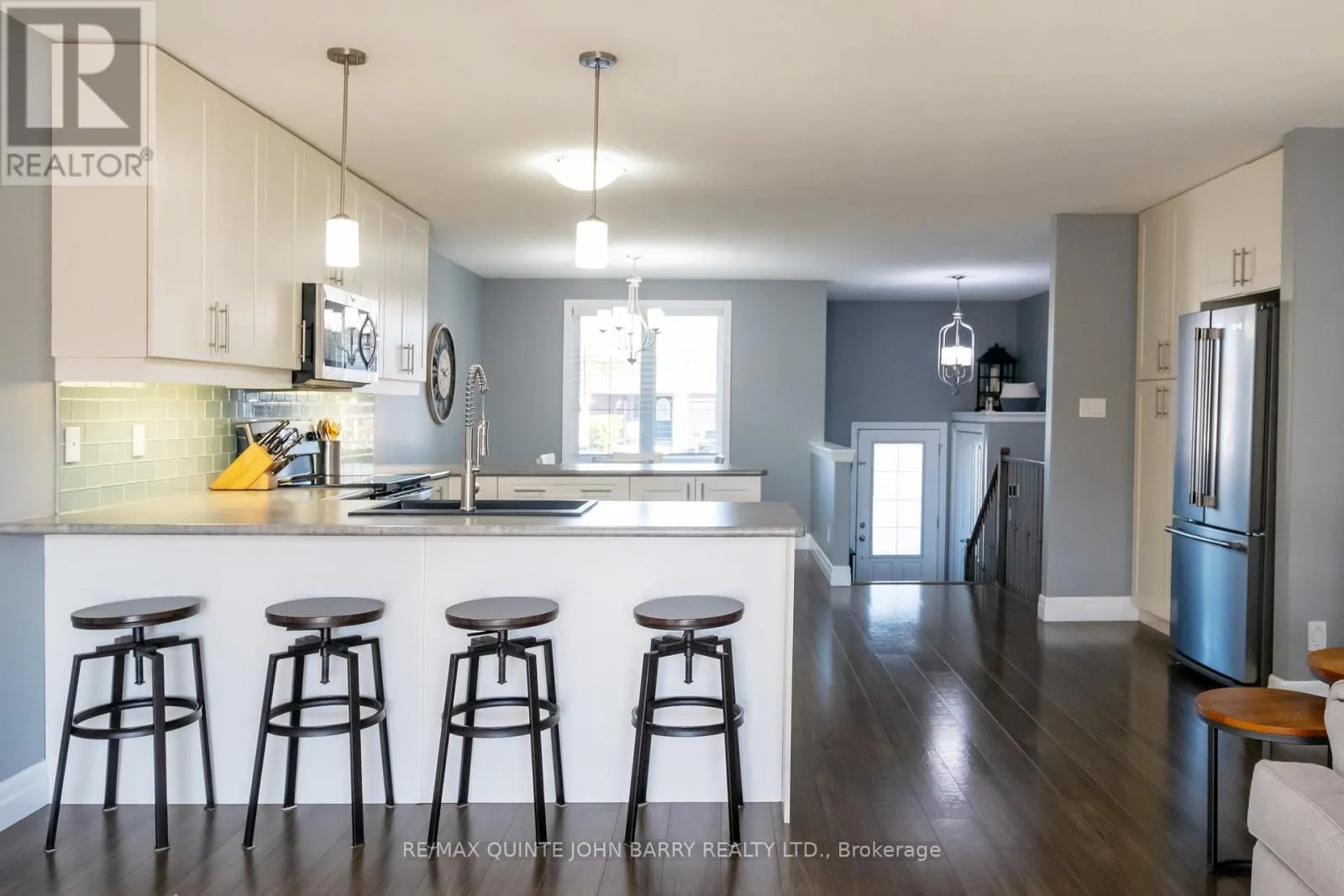 6 MCINTOSH CRESCENT