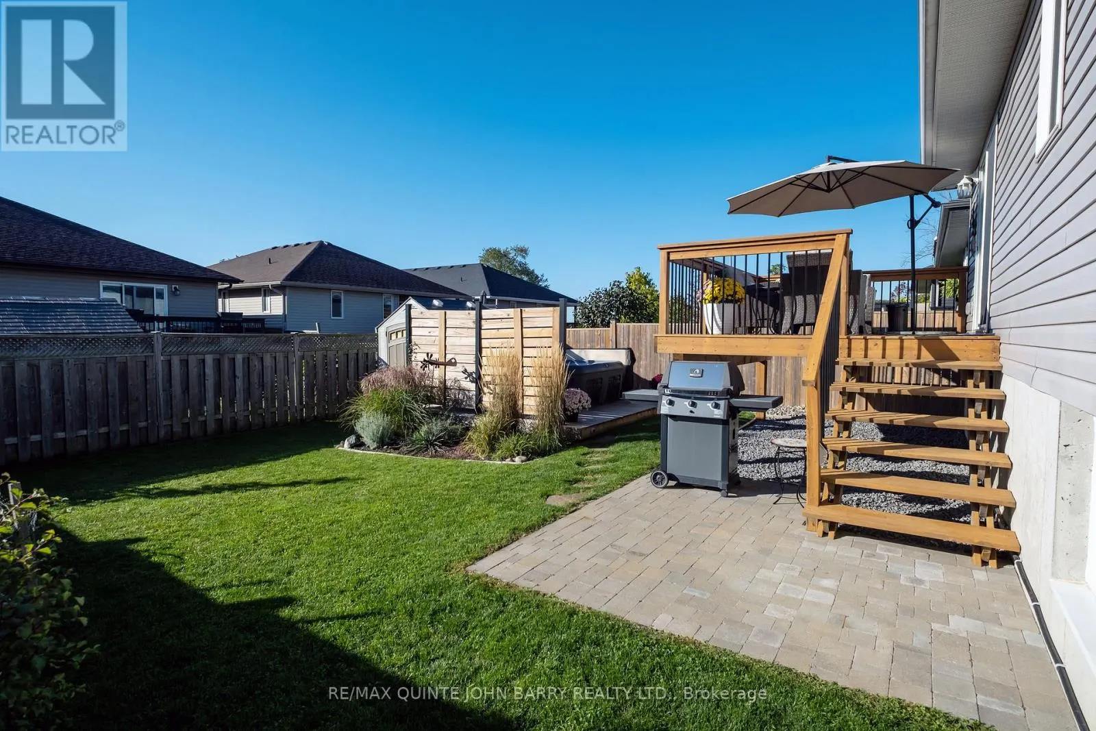 6 MCINTOSH CRESCENT
