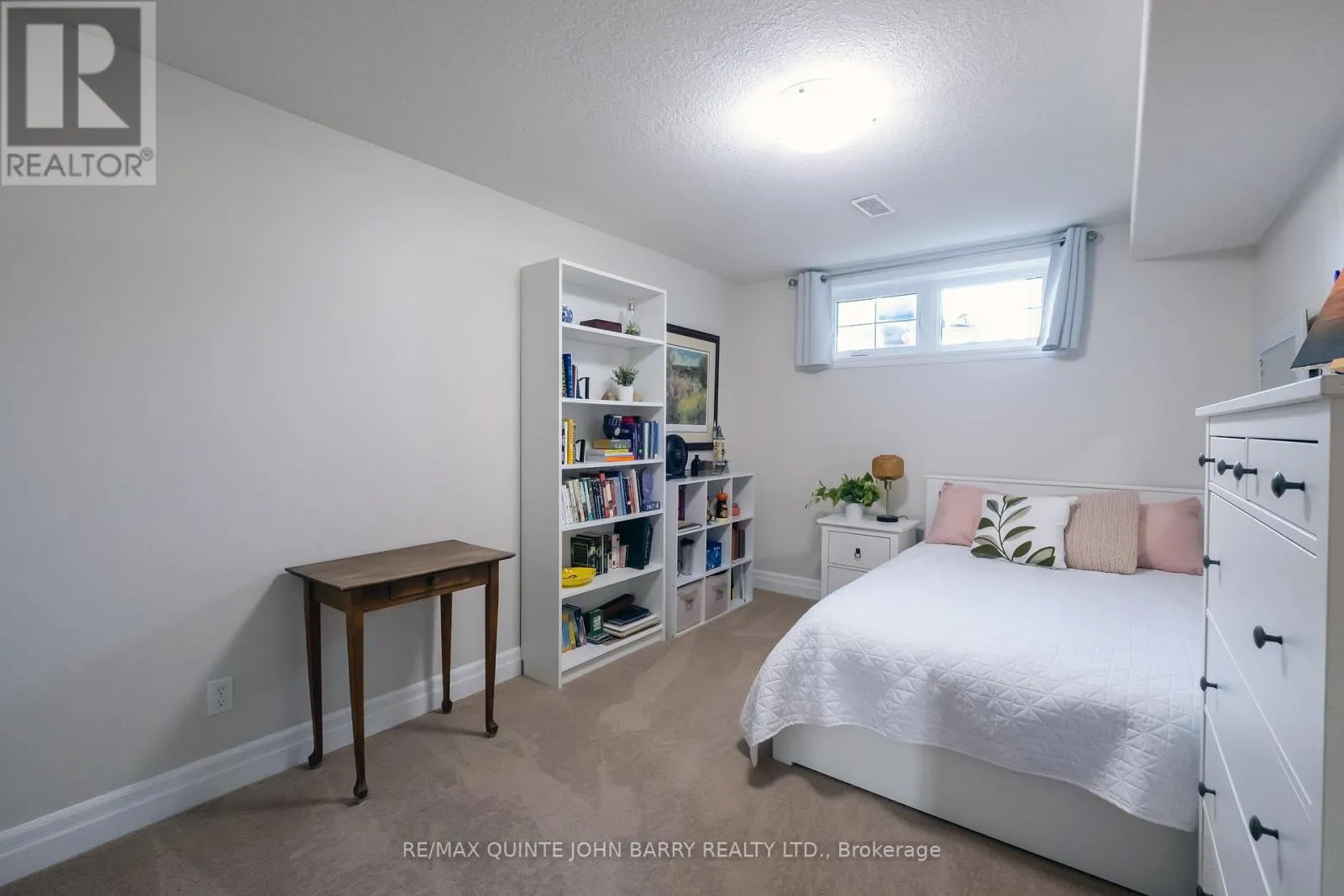 6 MCINTOSH CRESCENT