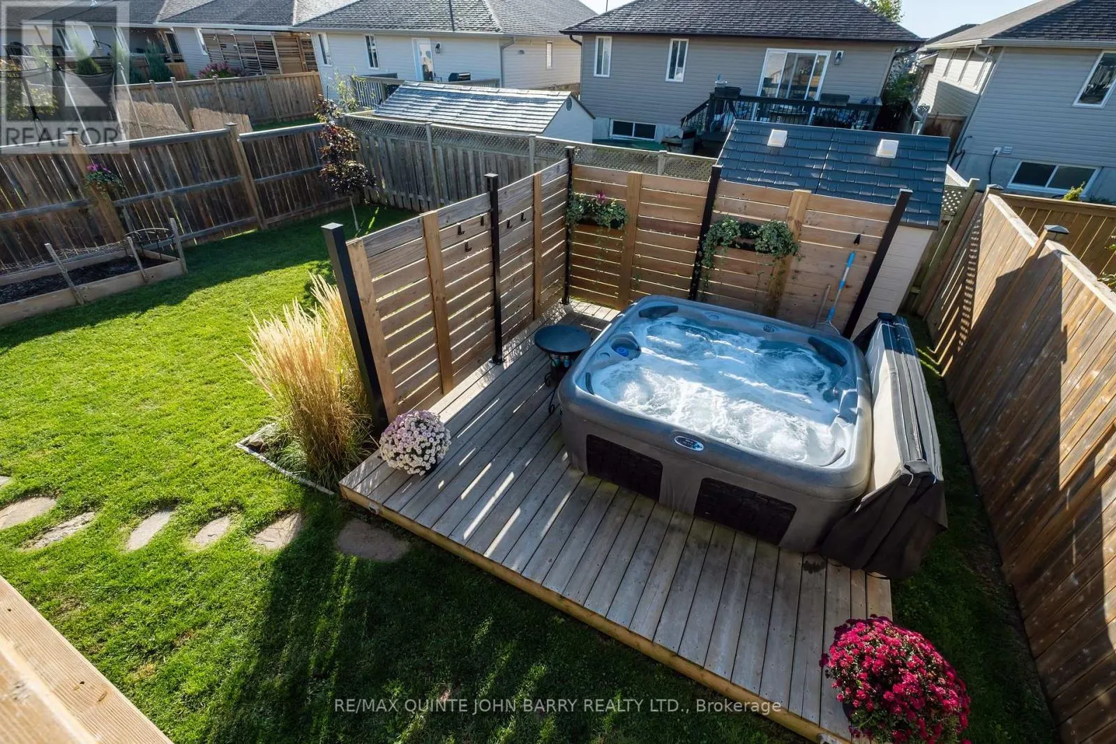 6 MCINTOSH CRESCENT