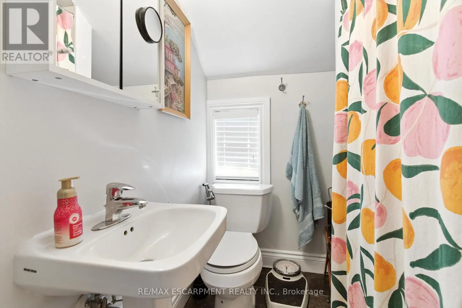 346 HUNTER STREET W
