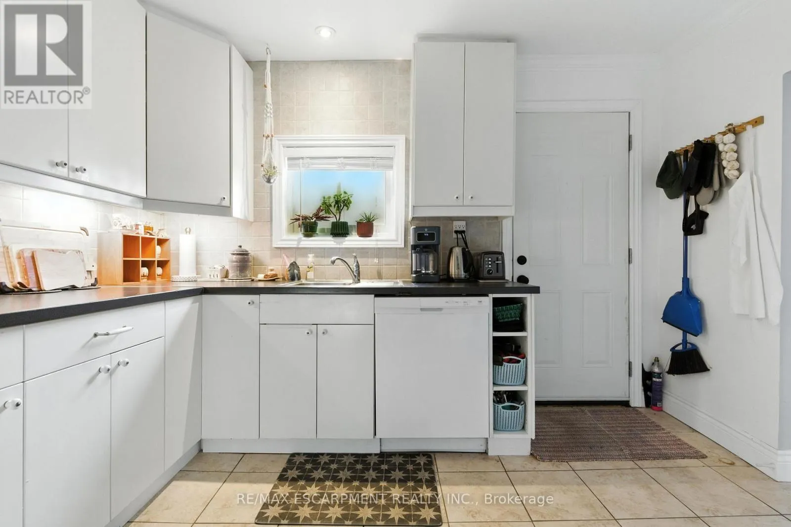 346 HUNTER STREET W