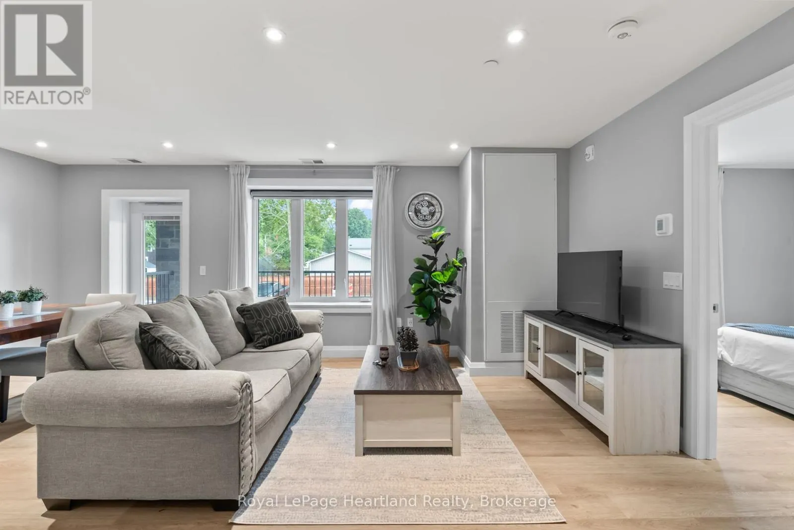 104 - 187 VICTORIA STREET W, #104