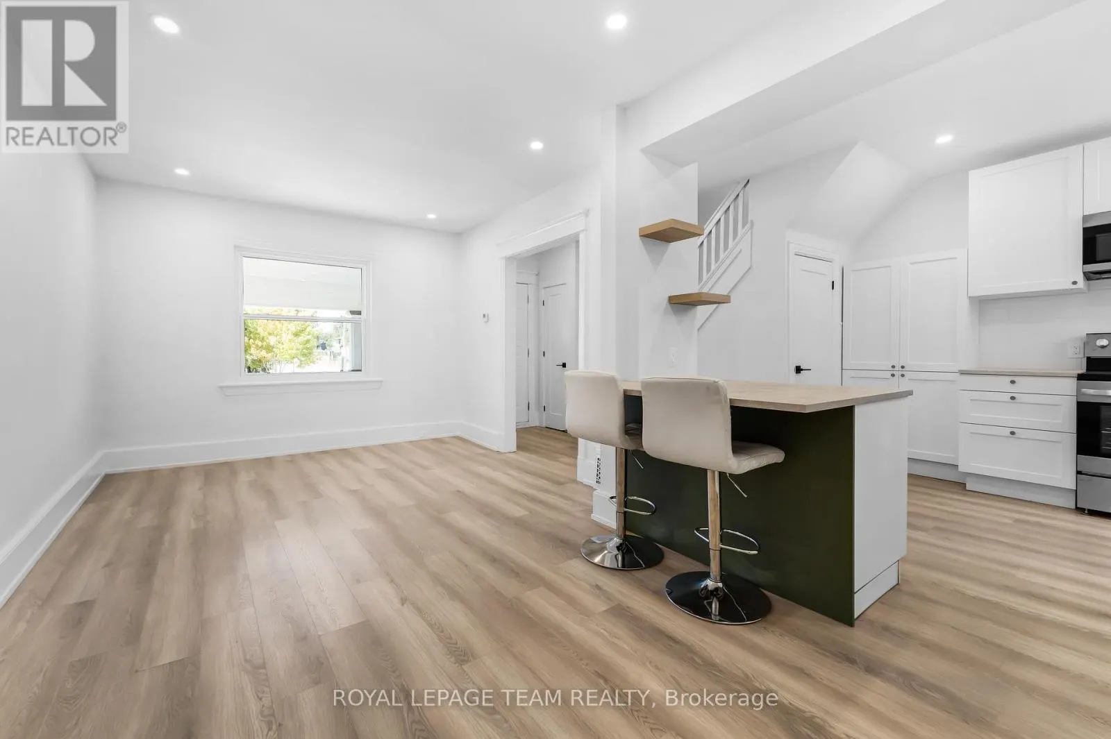 5 GILCHRIST AVENUE