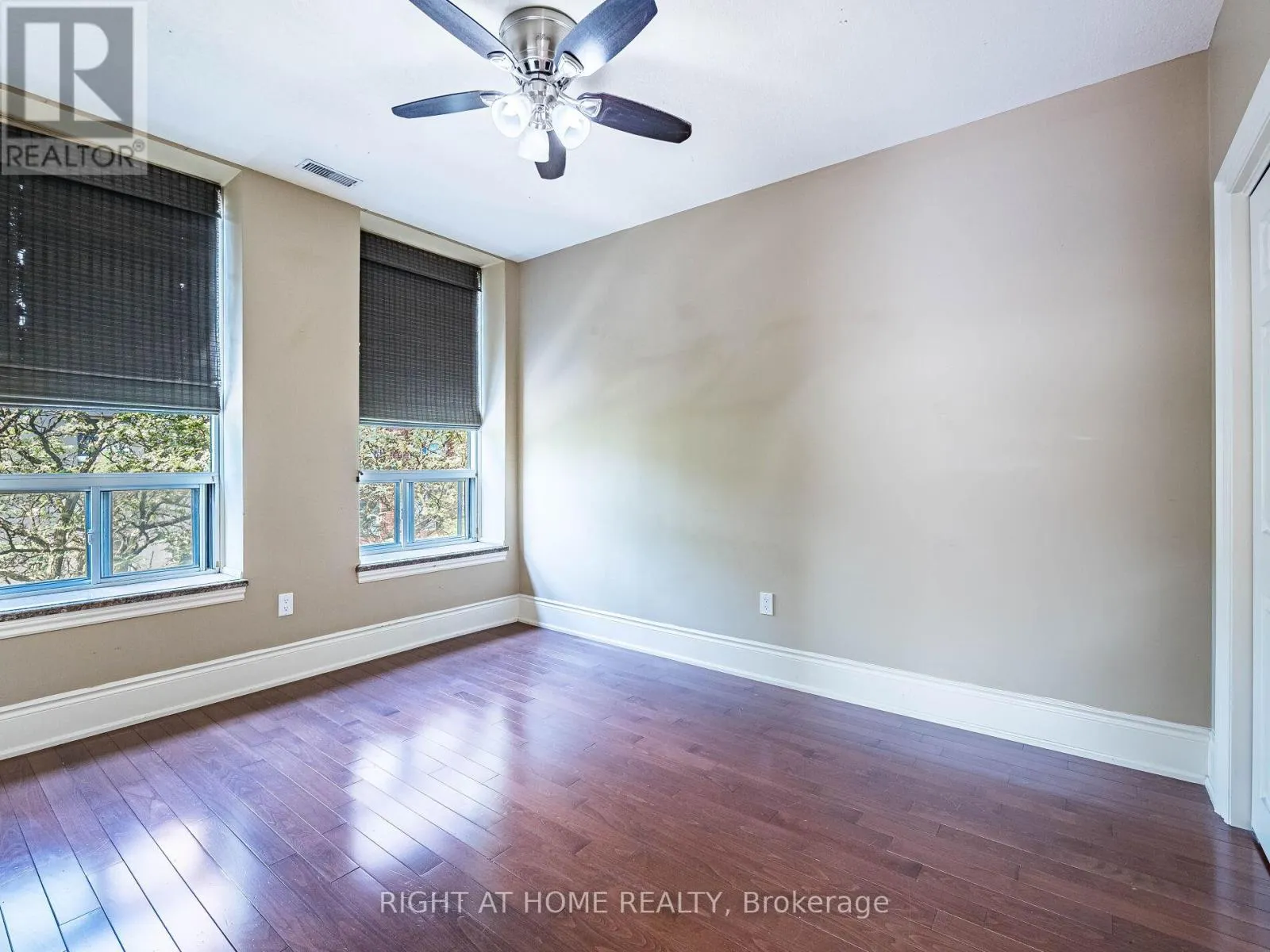 302 - 283 KING STREET E
