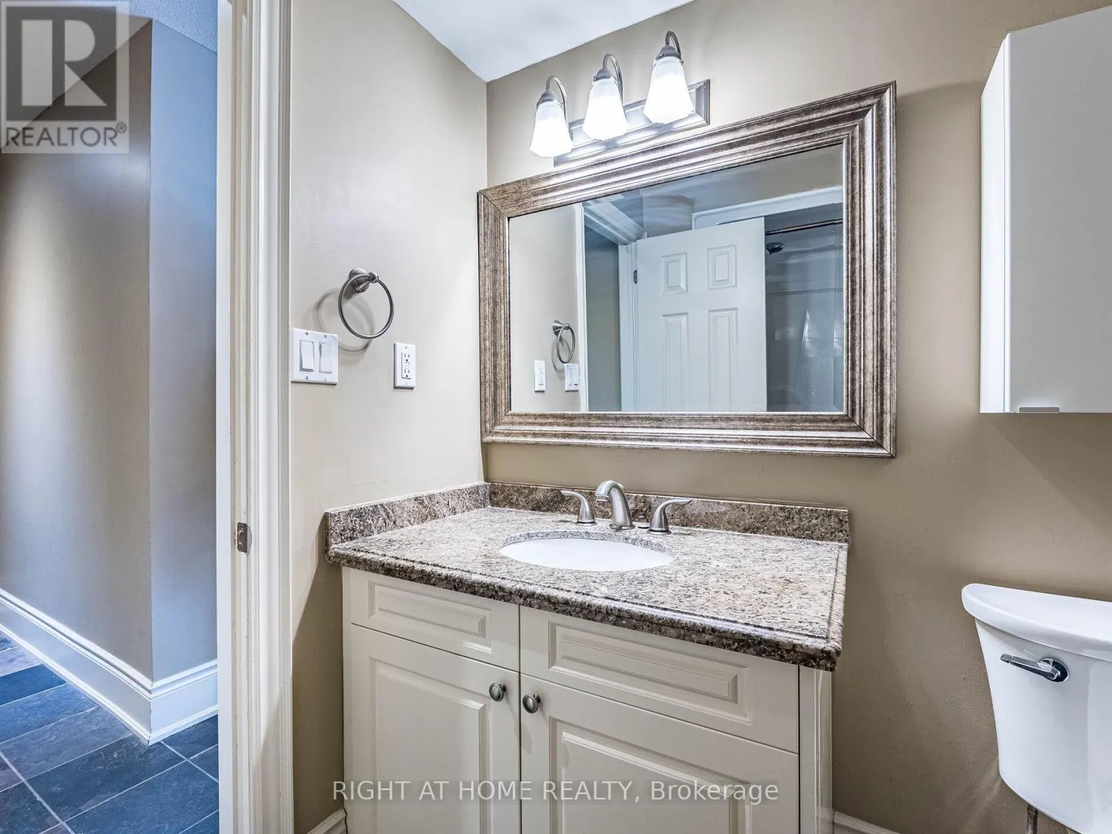 302 - 283 KING STREET E