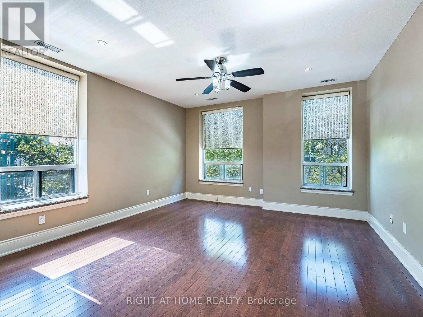 302 - 283 KING STREET E