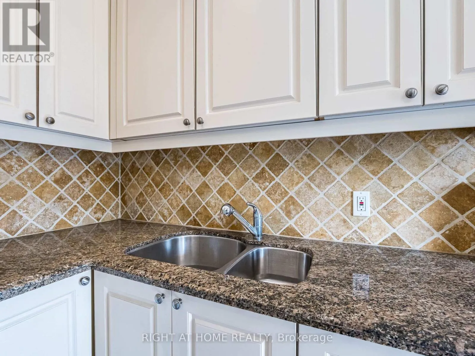302 - 283 KING STREET E