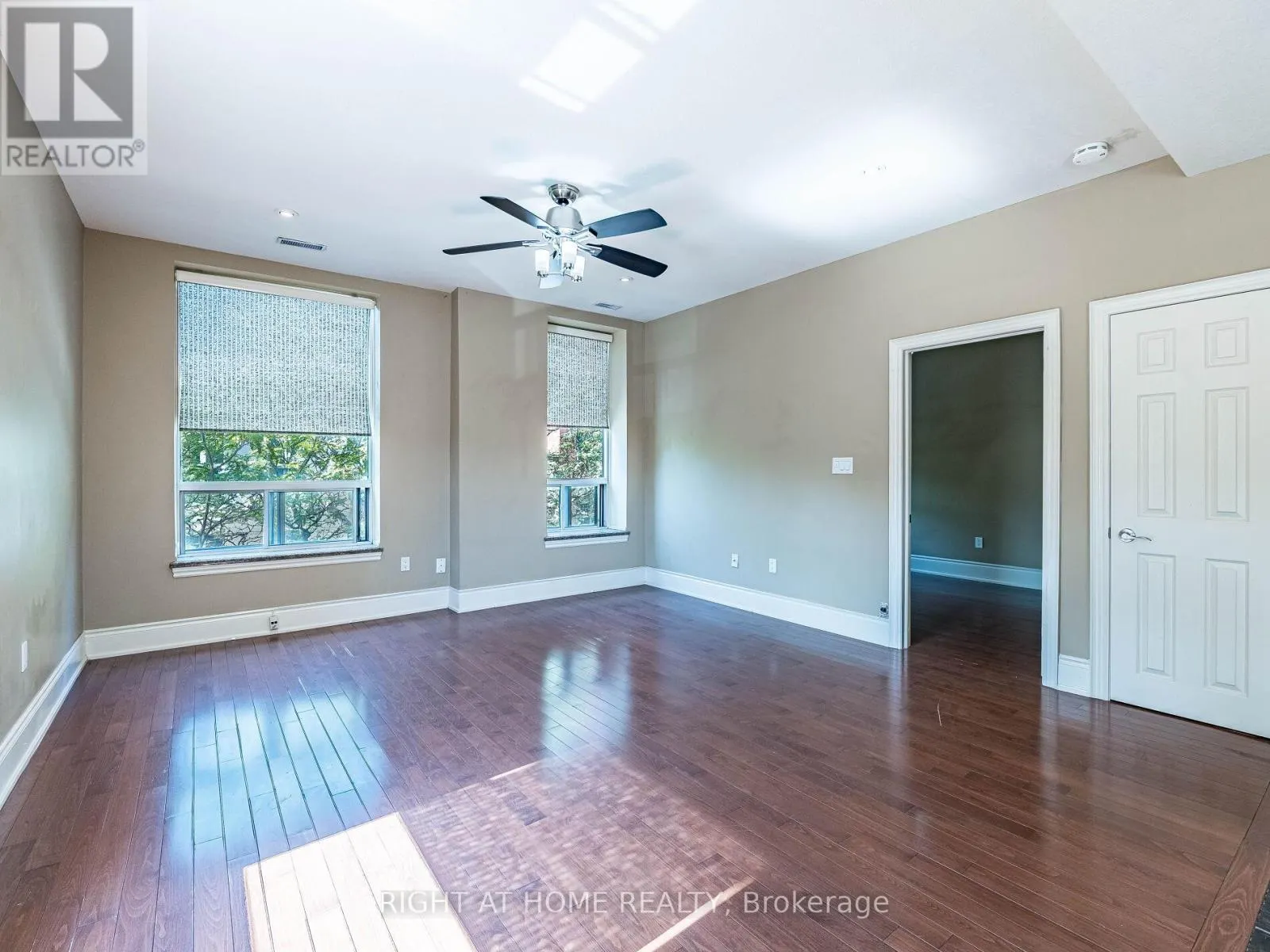 302 - 283 KING STREET E