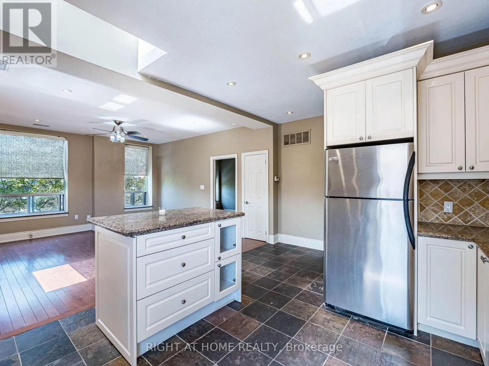 302 - 283 KING STREET E