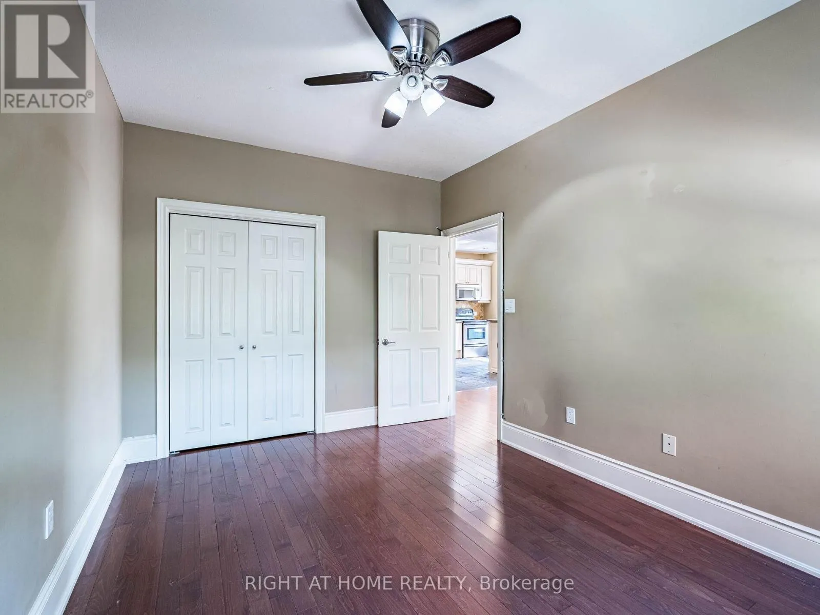 302 - 283 KING STREET E