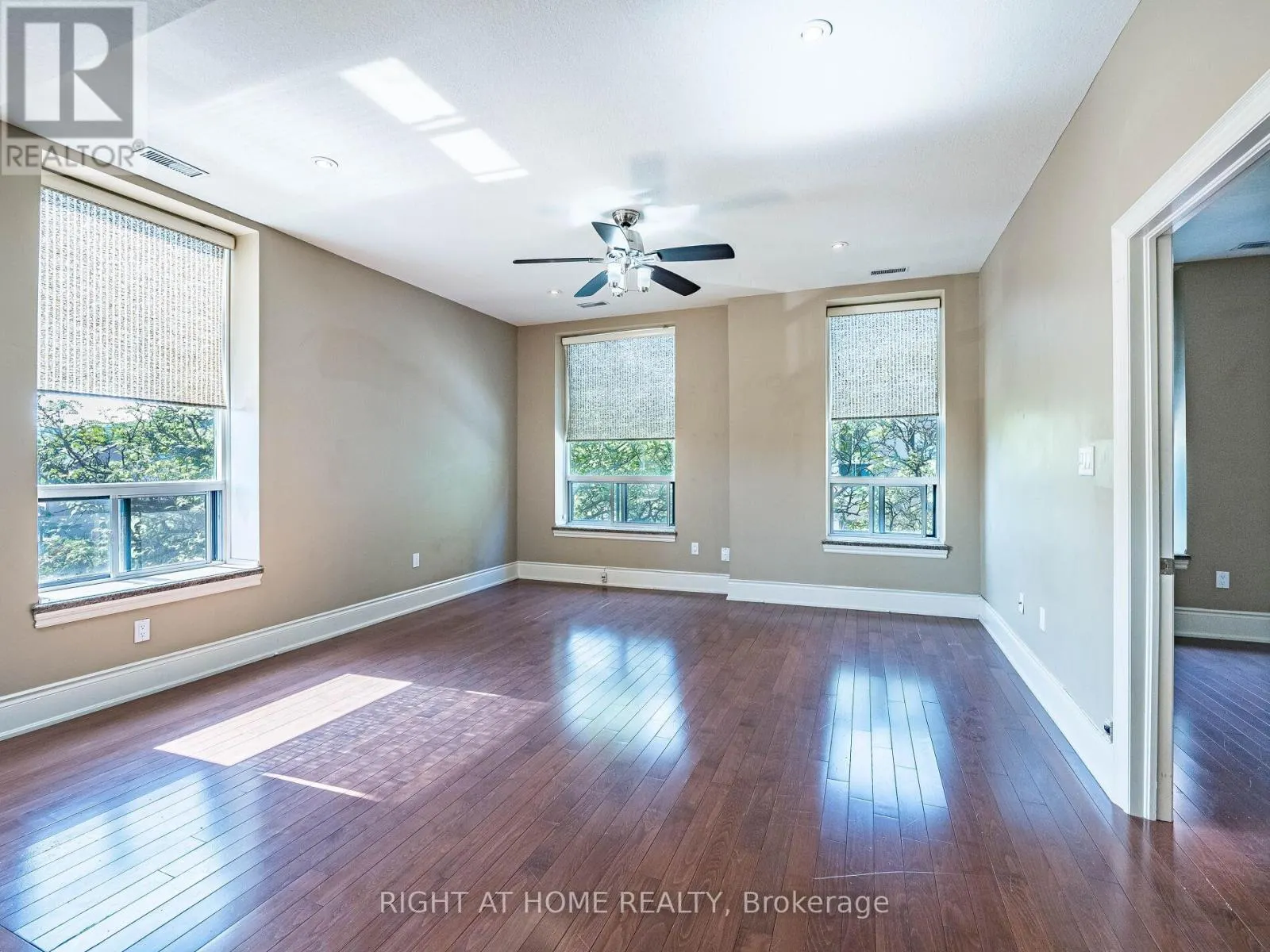 302 - 283 KING STREET E