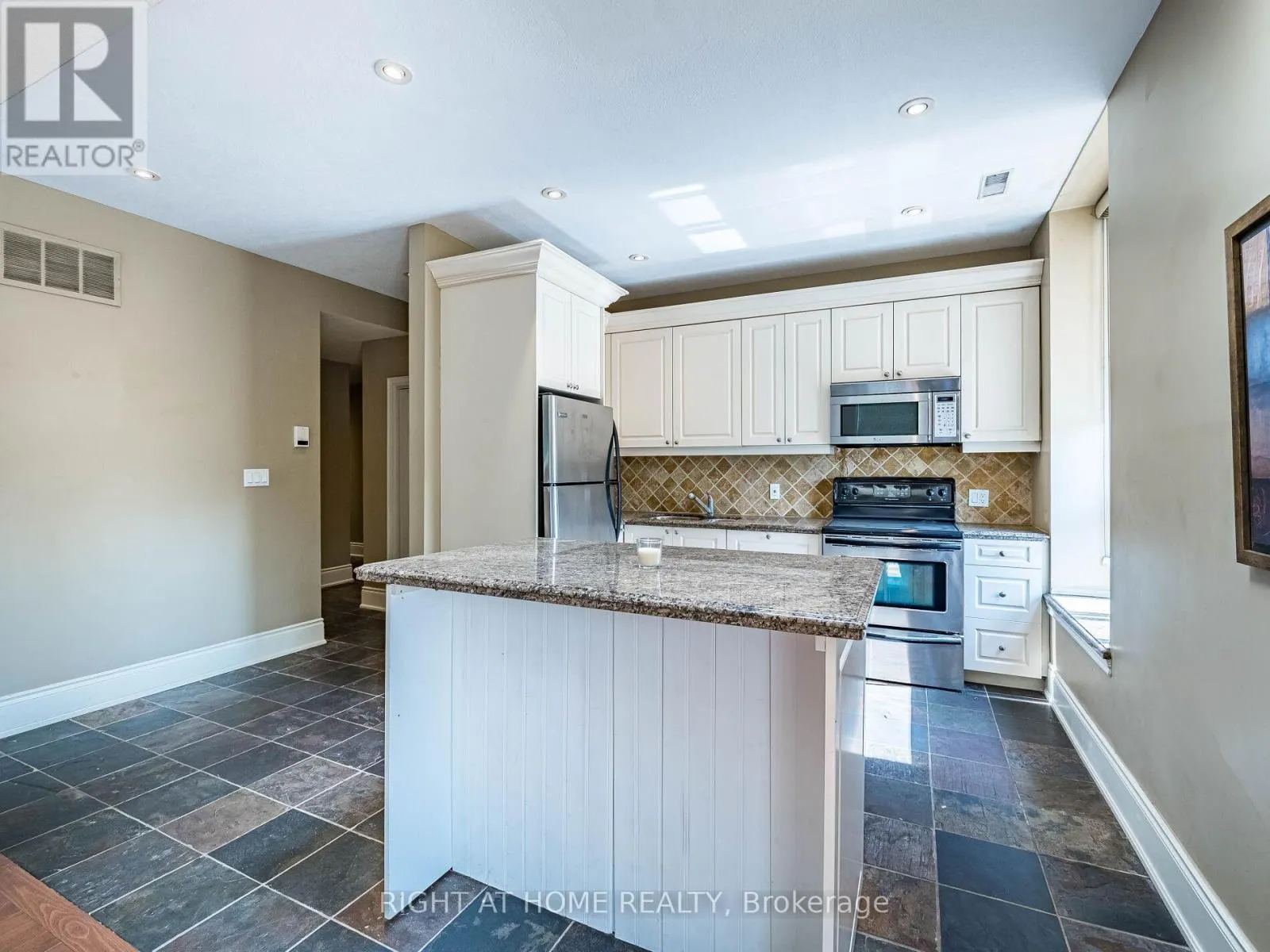 302 - 283 KING STREET E
