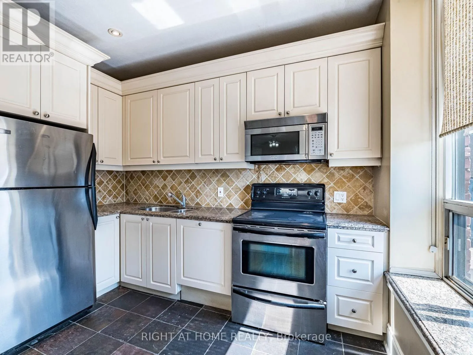 302 - 283 KING STREET E