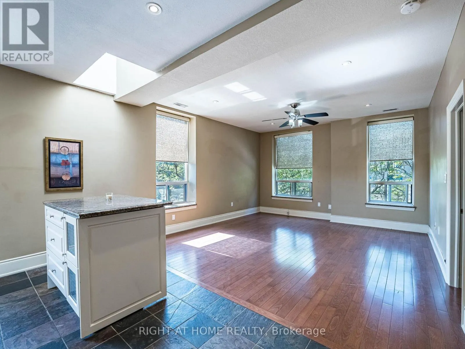 302 - 283 KING STREET E