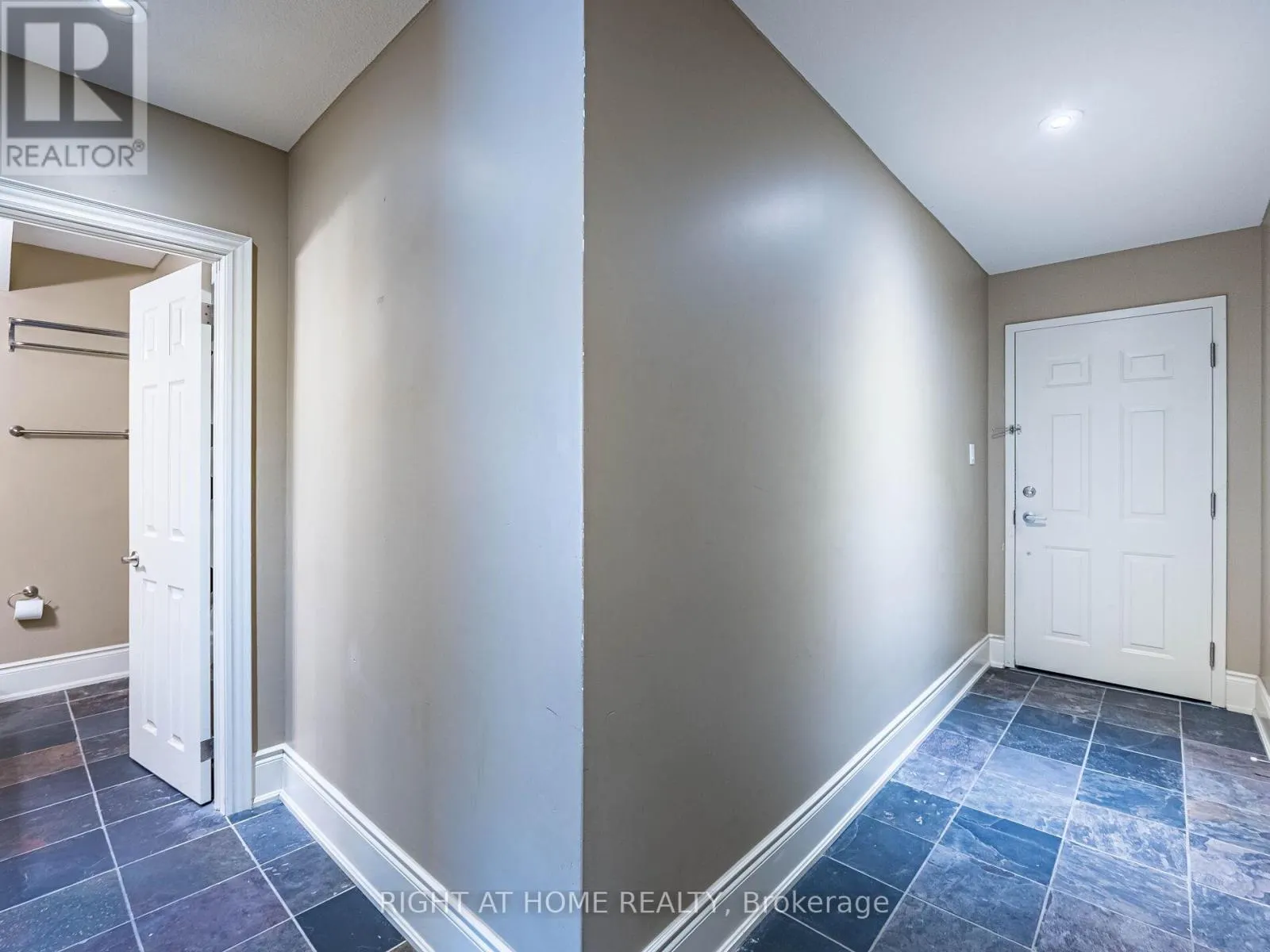 302 - 283 KING STREET E