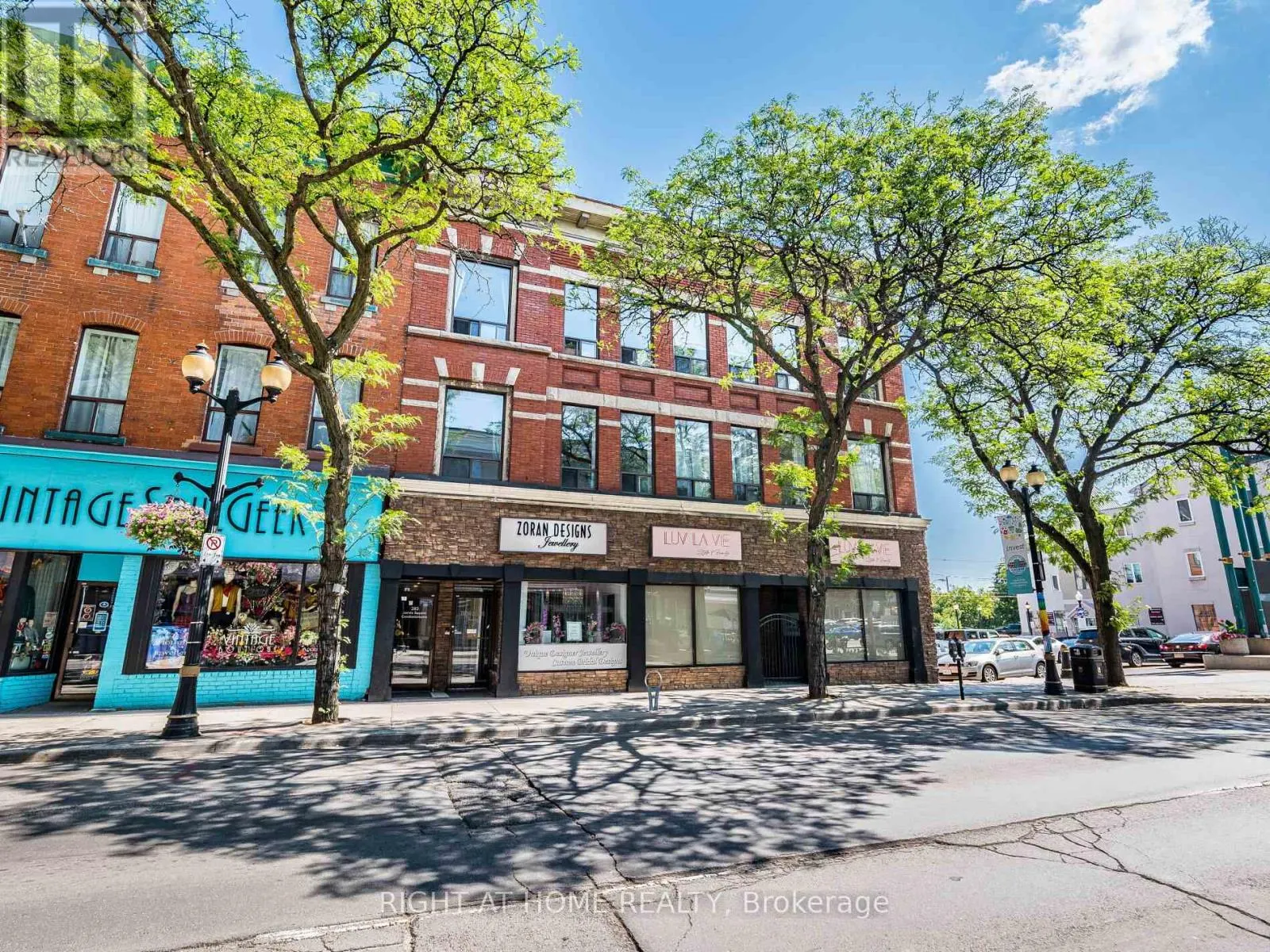 302 - 283 KING STREET E