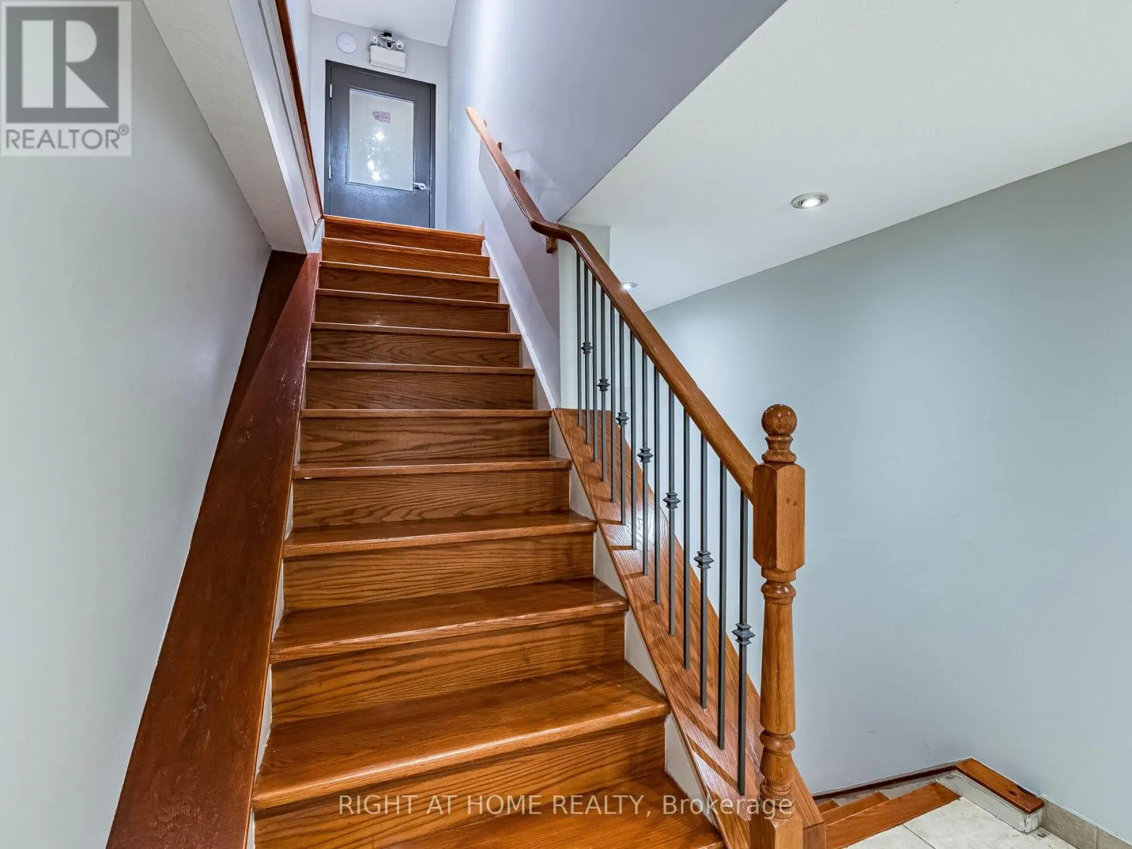 302 - 283 KING STREET E