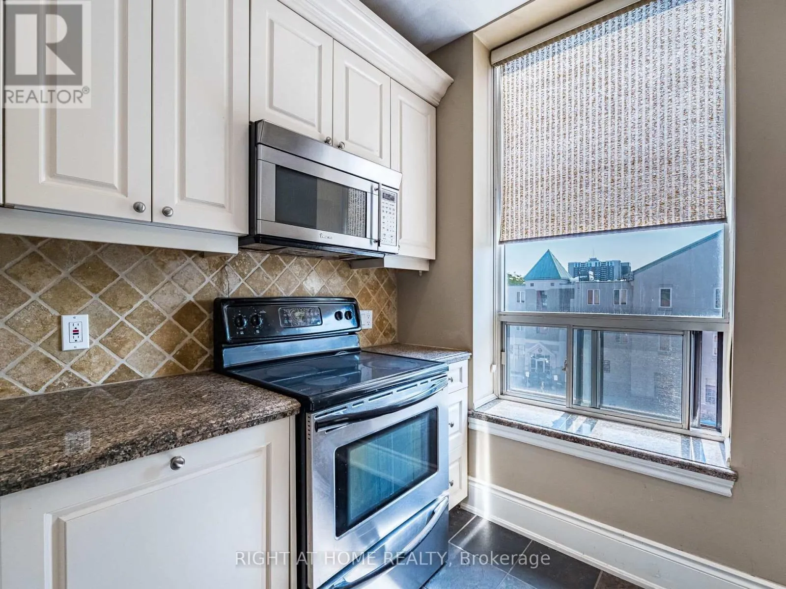 302 - 283 KING STREET E