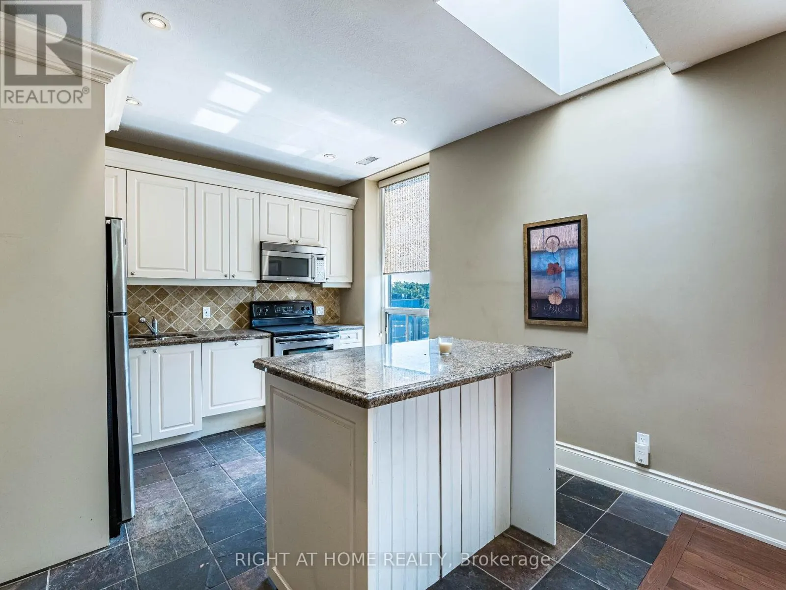 302 - 283 KING STREET E