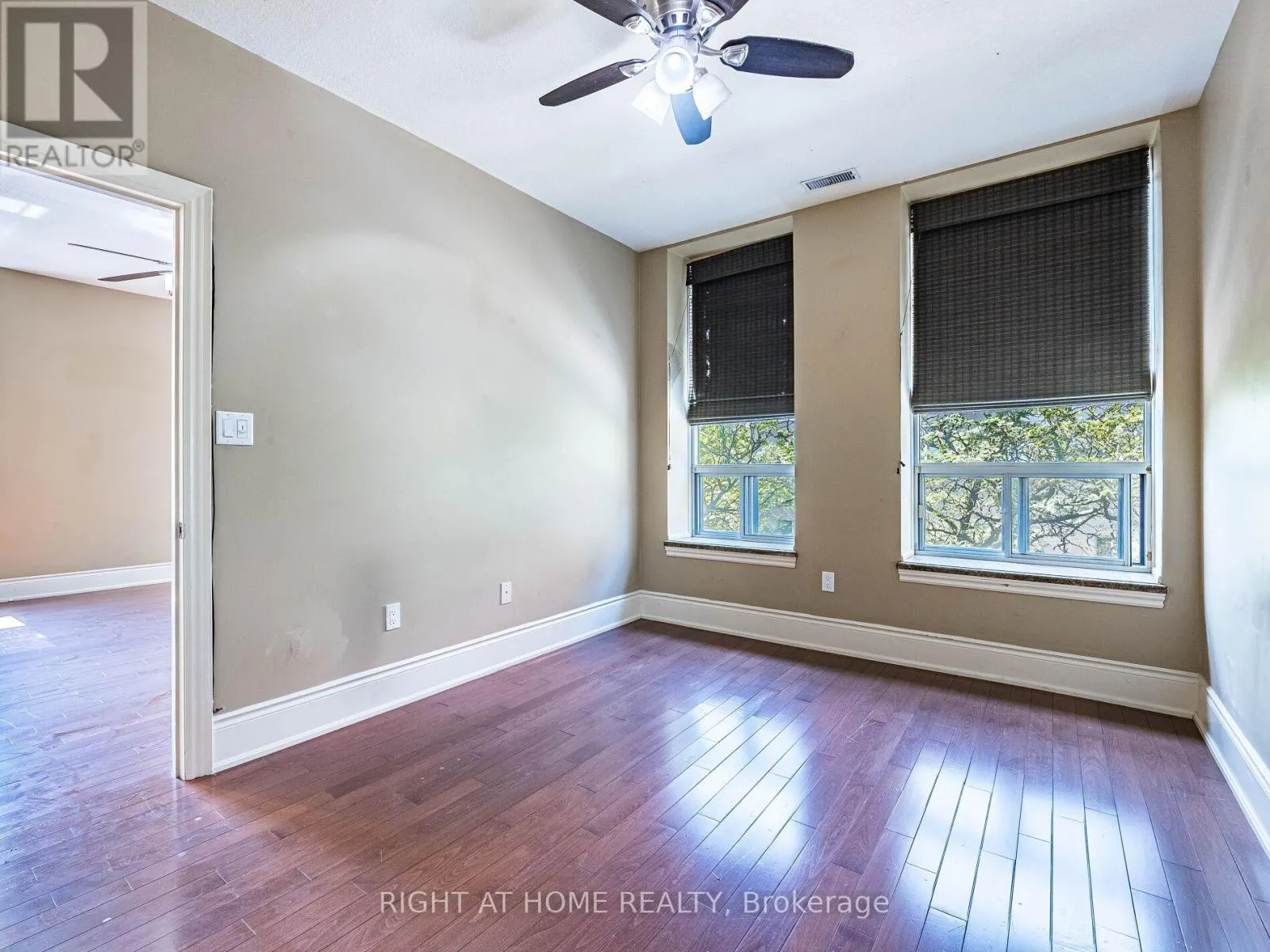 302 - 283 KING STREET E