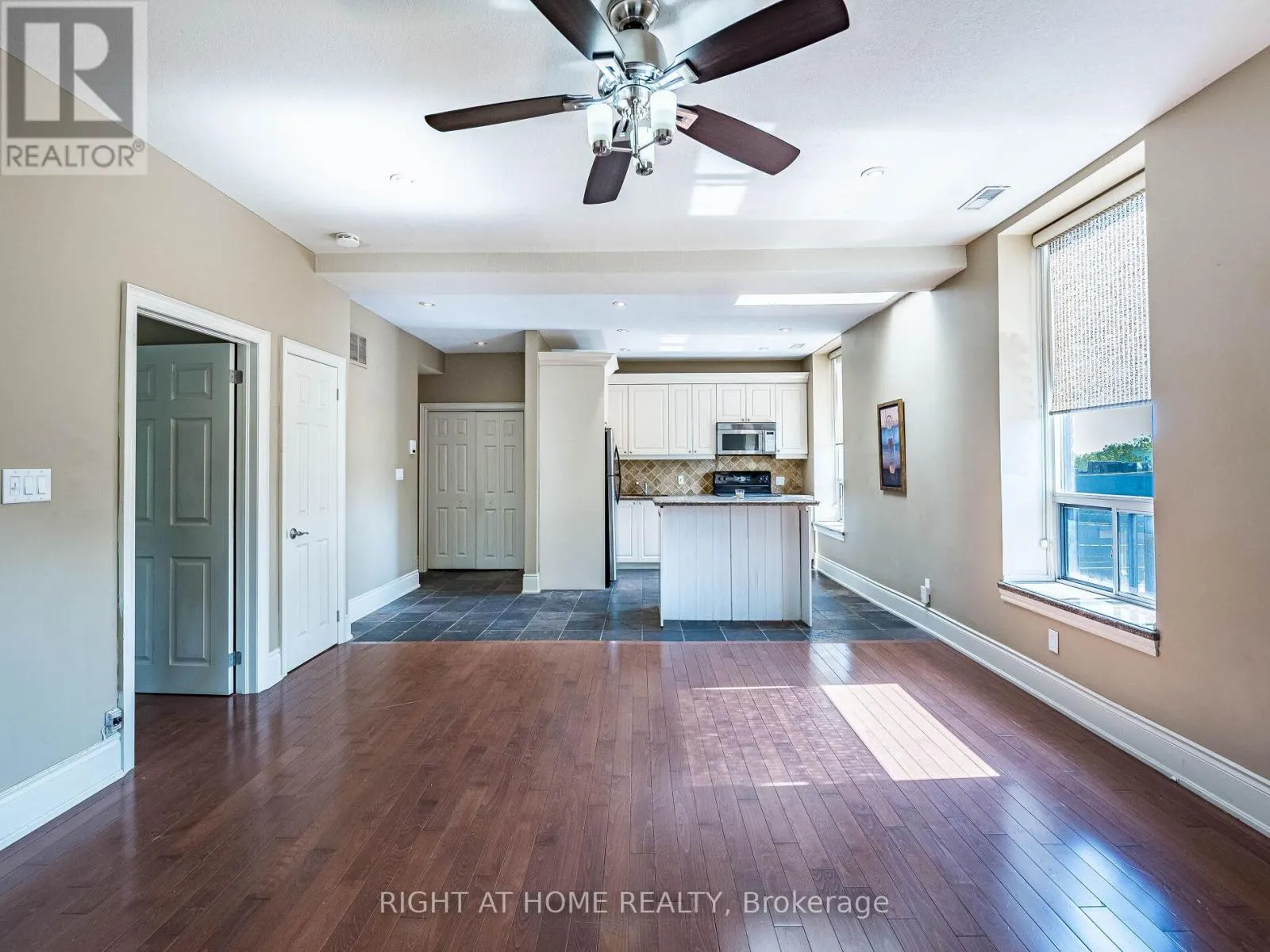 302 - 283 KING STREET E
