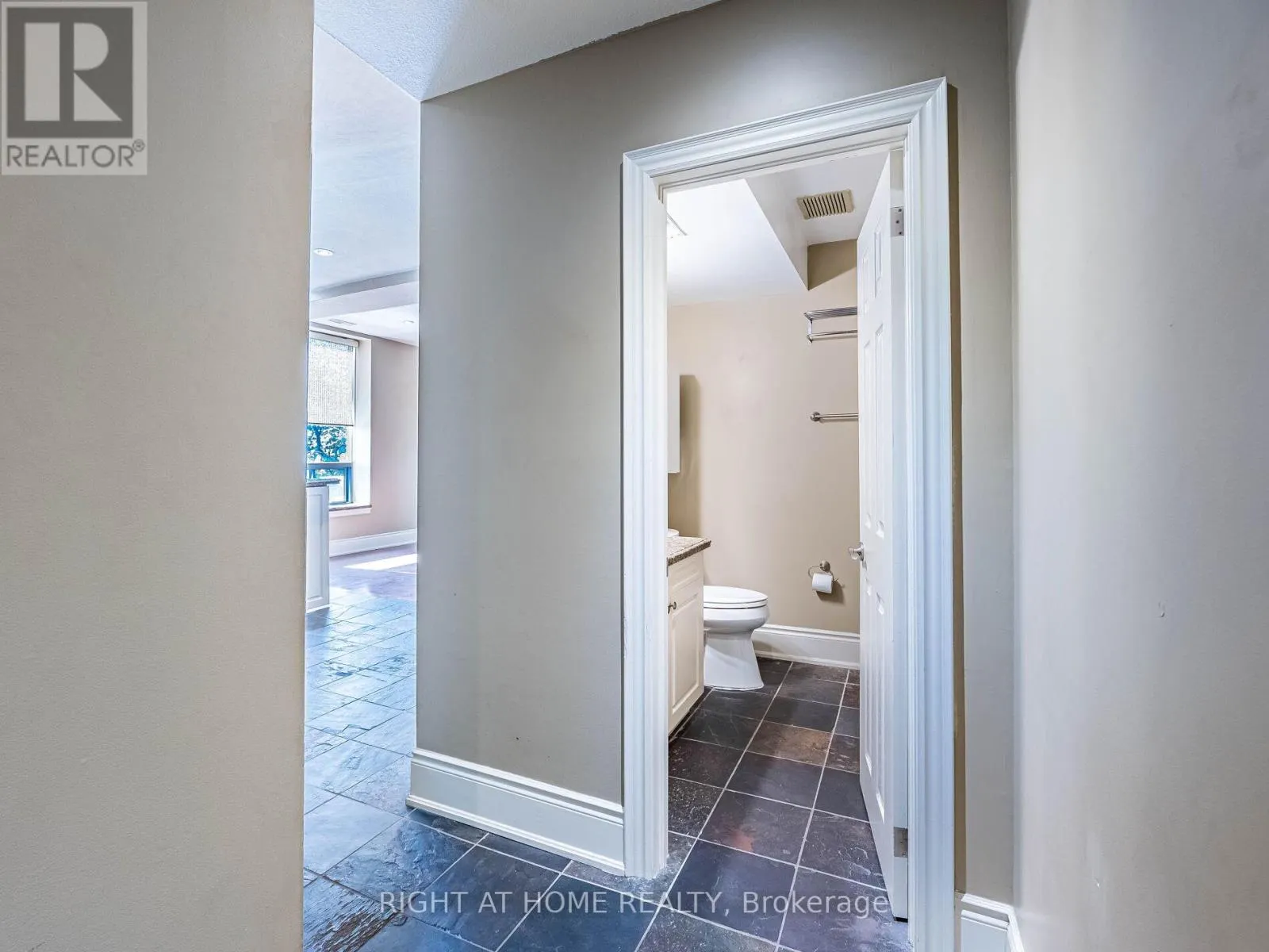 302 - 283 KING STREET E