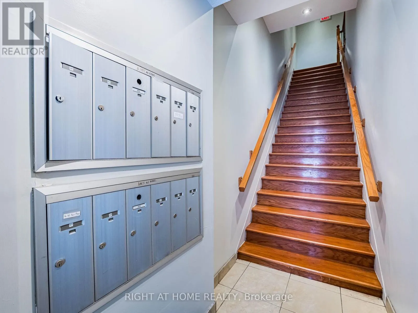 302 - 283 KING STREET E