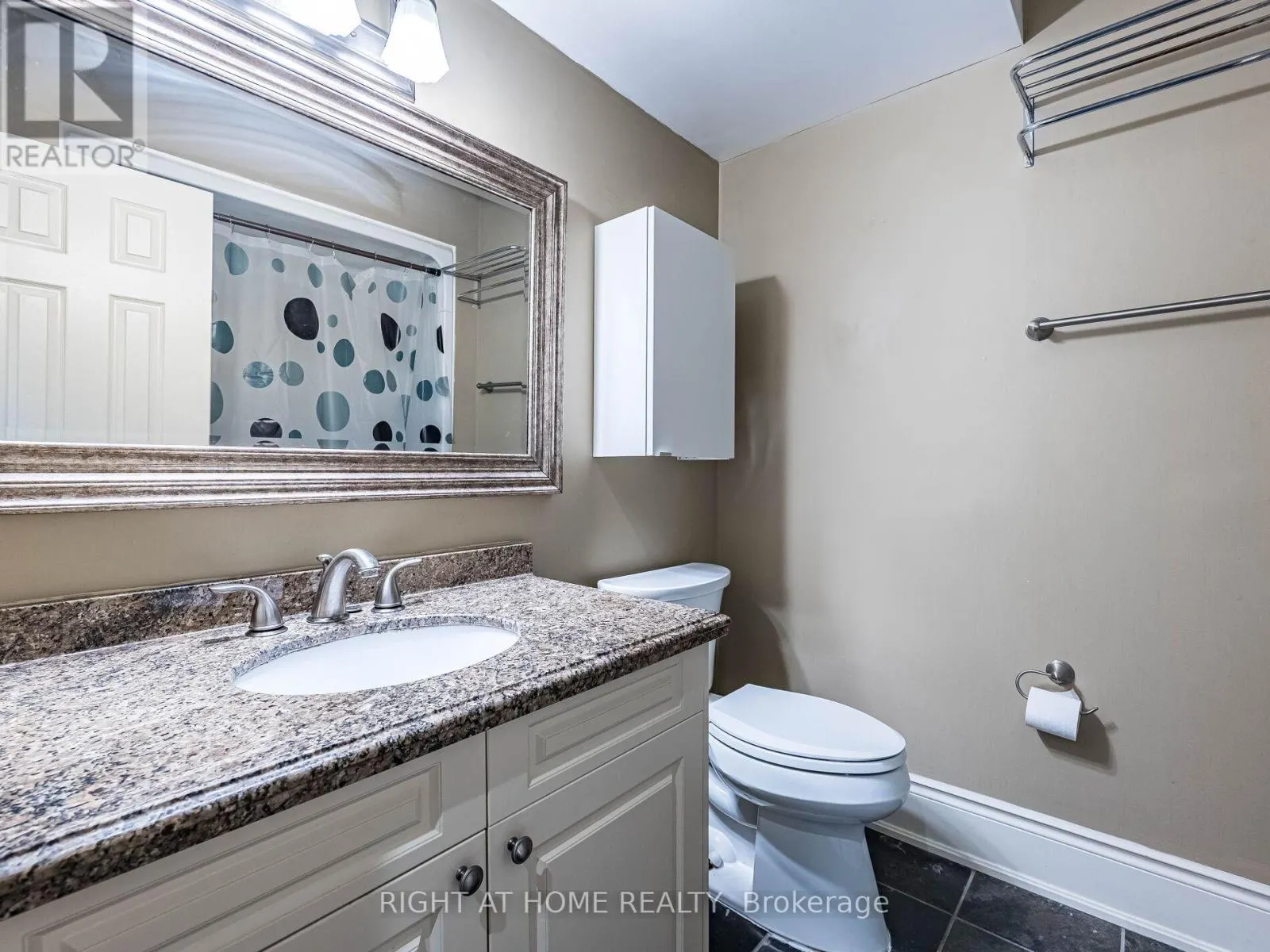 302 - 283 KING STREET E