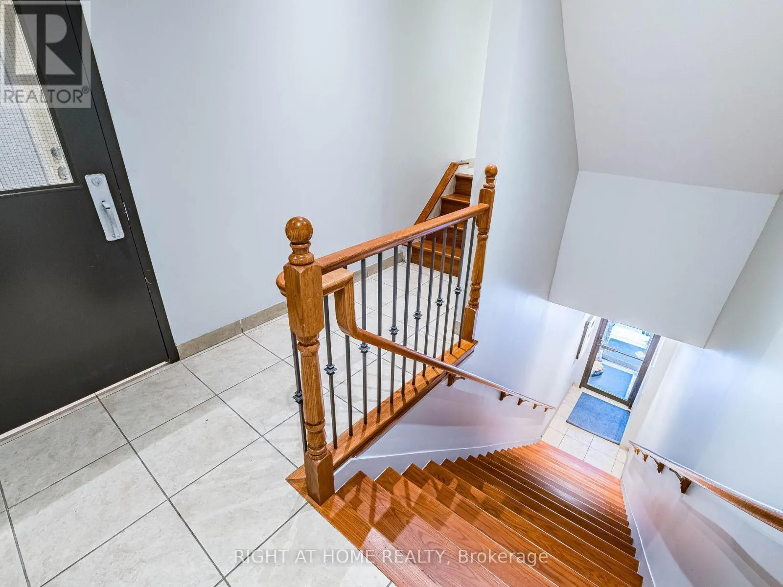 302 - 283 KING STREET E