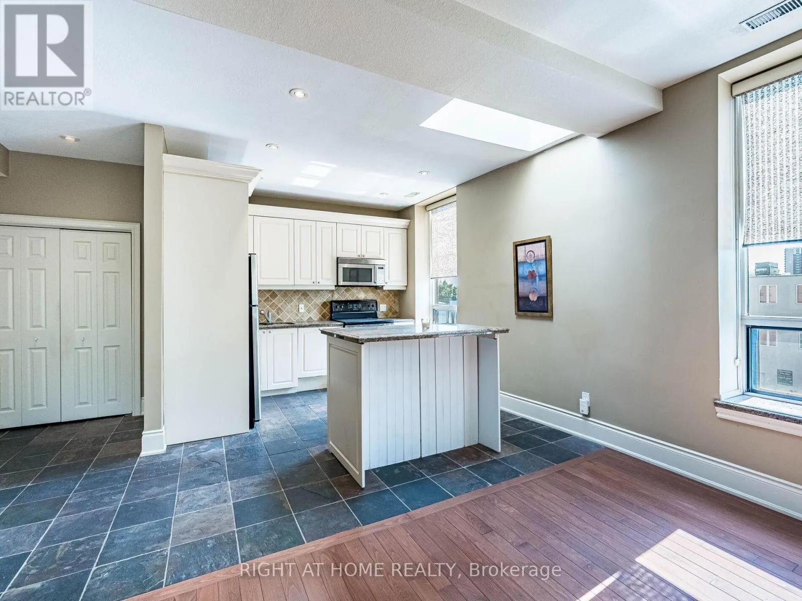 302 - 283 KING STREET E