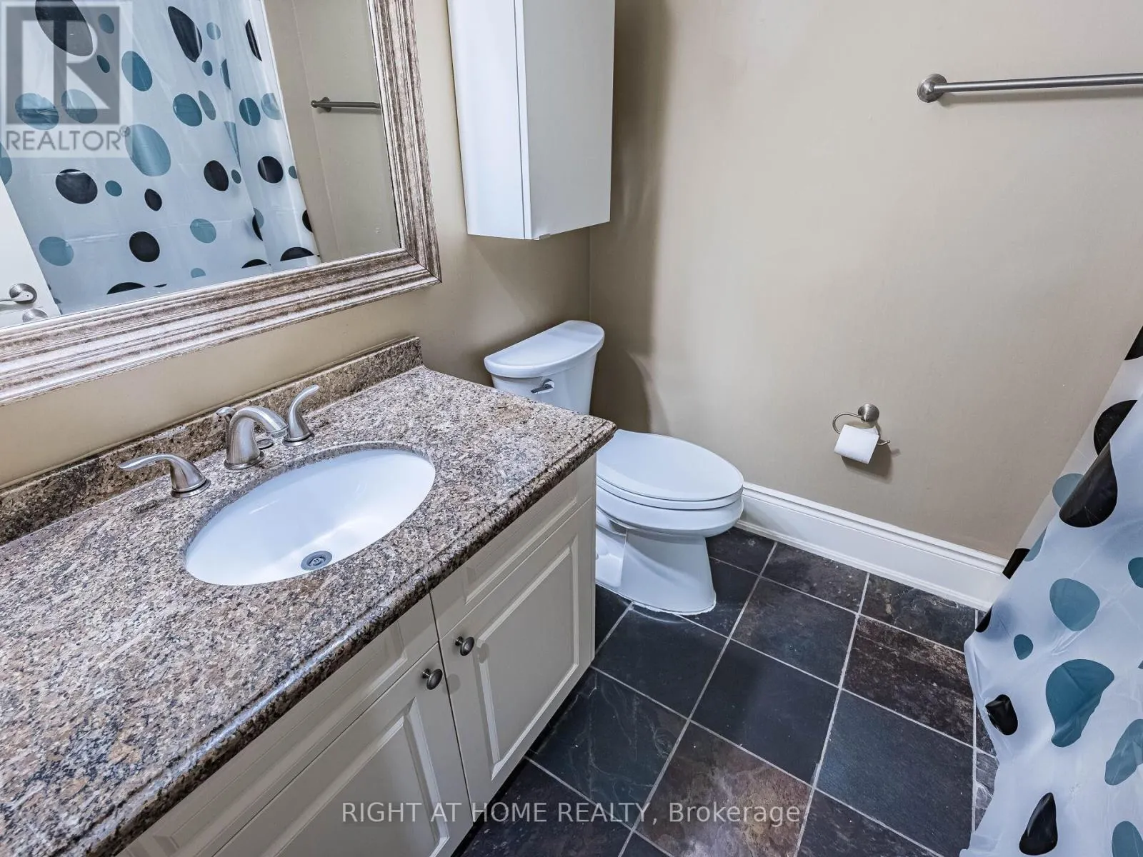302 - 283 KING STREET E