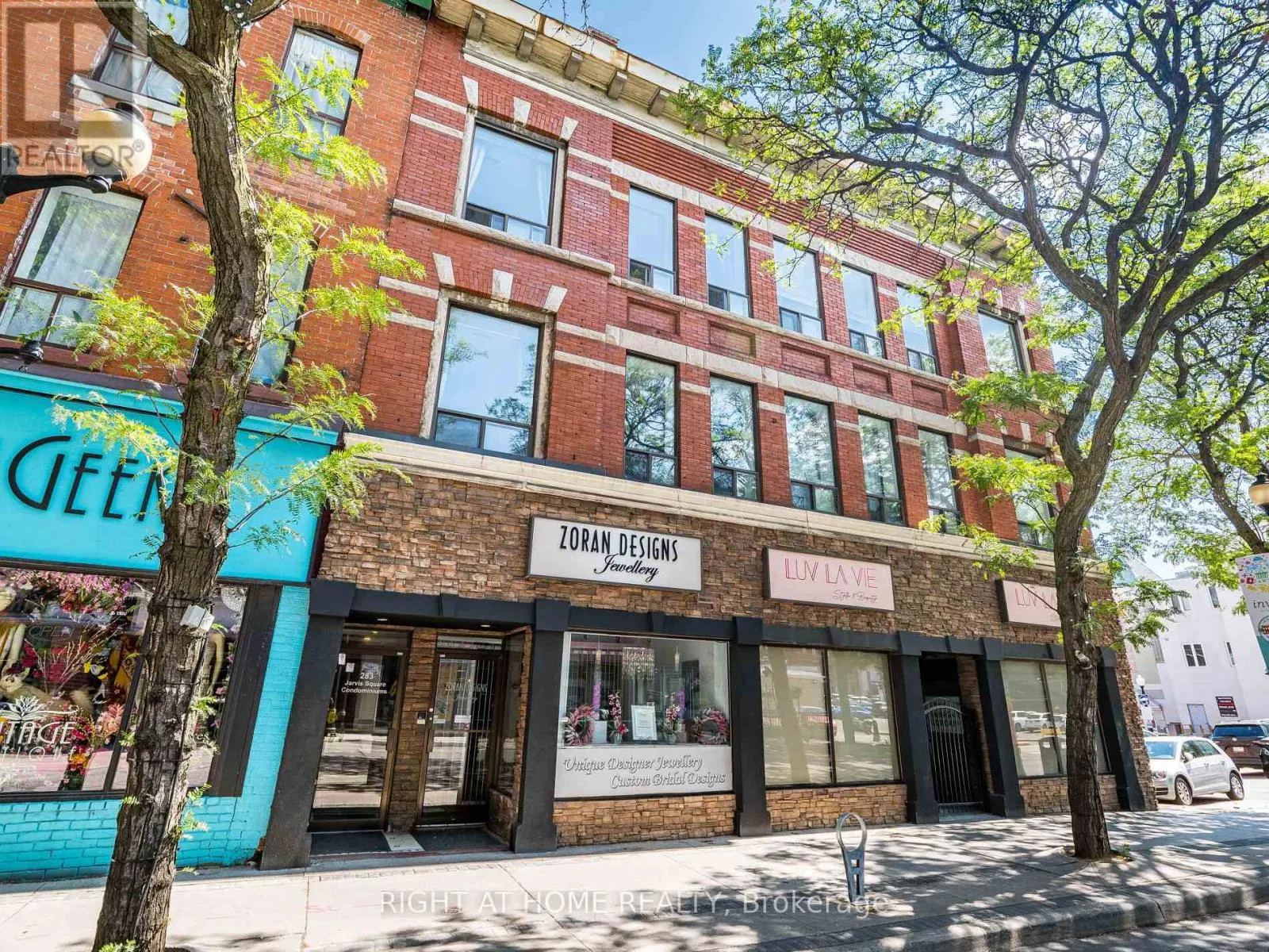 302 - 283 KING STREET E
