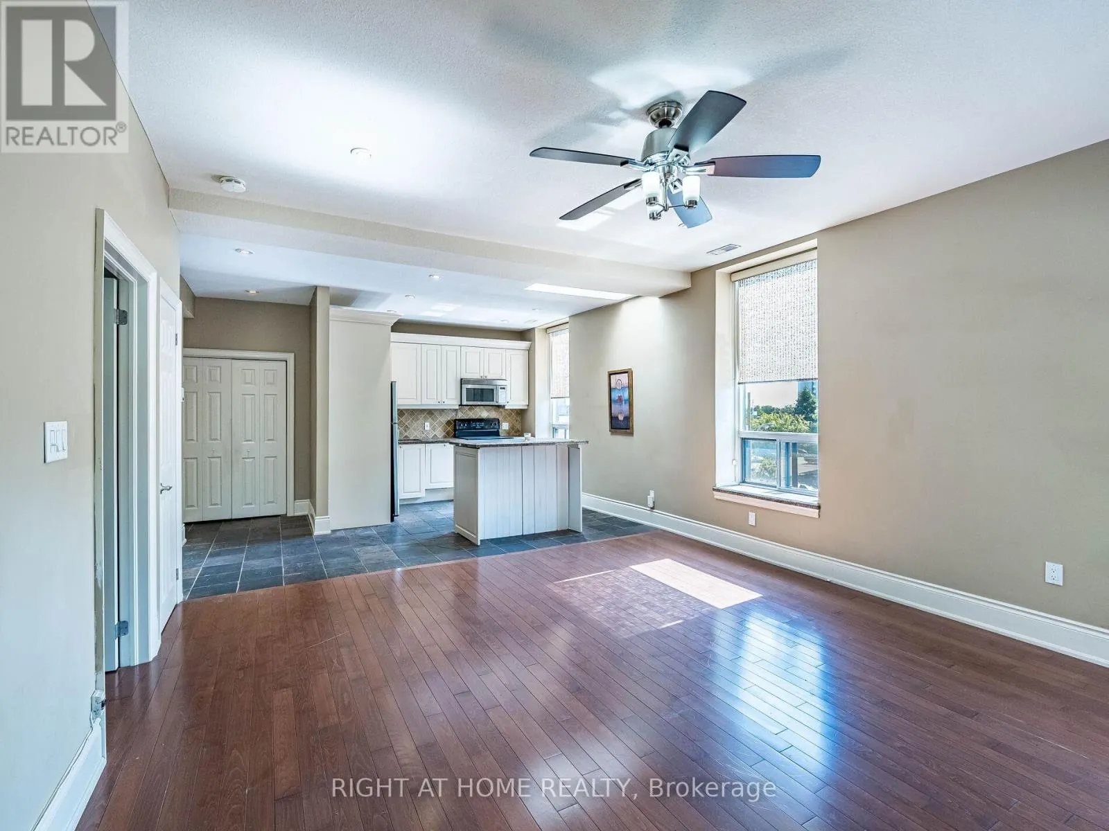 302 - 283 KING STREET E