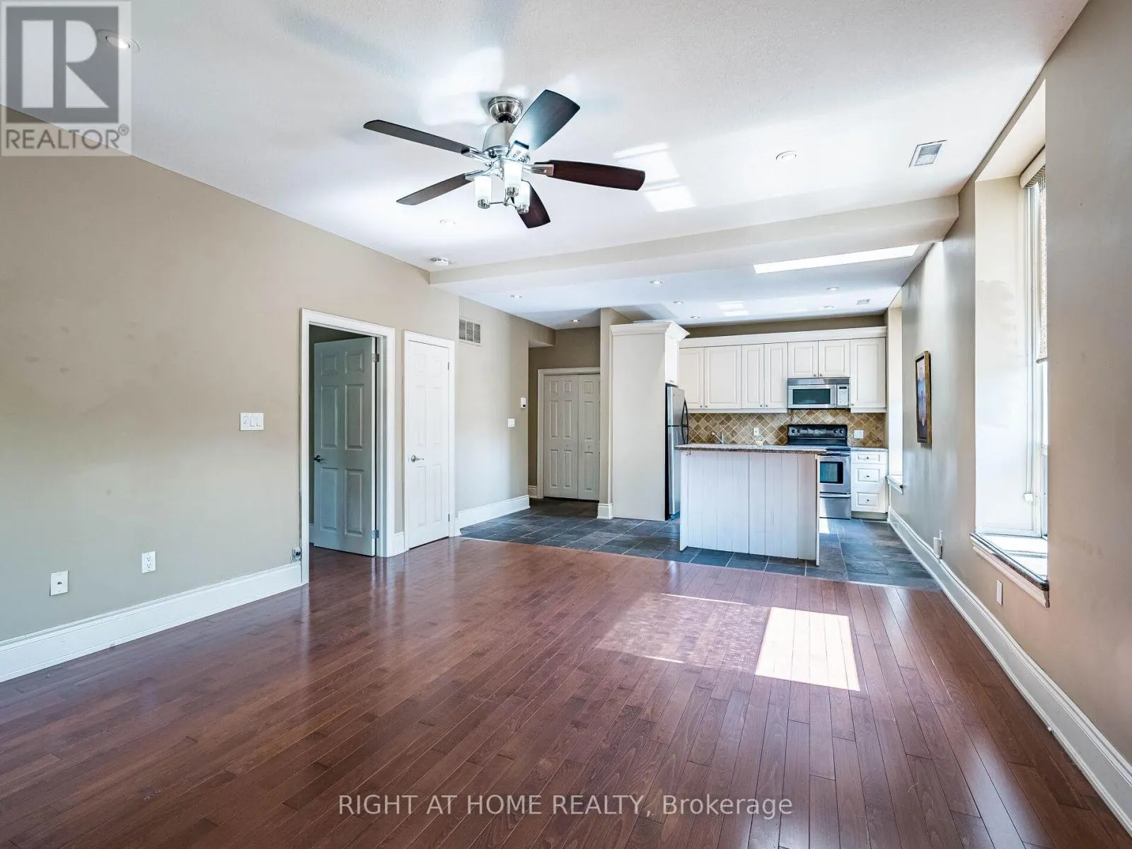 302 - 283 KING STREET E