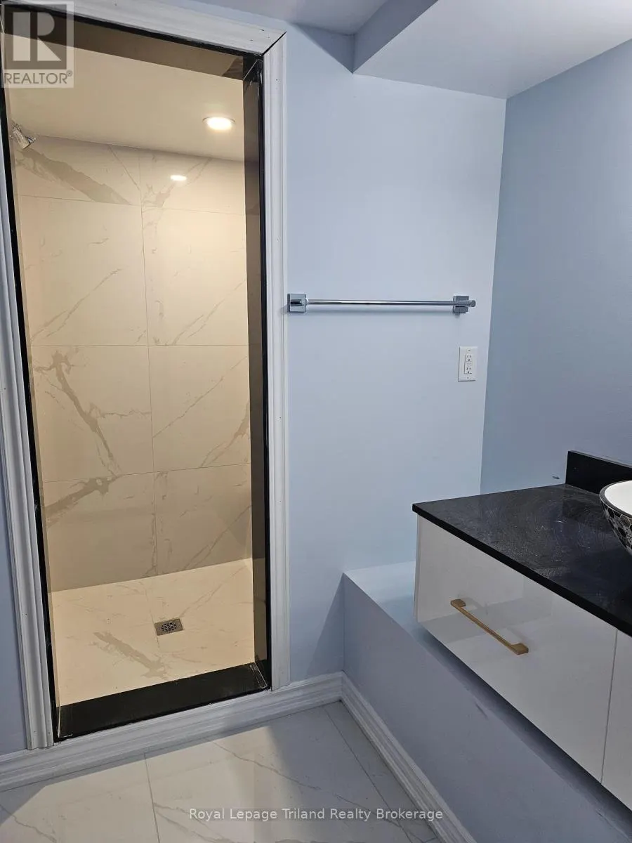 4 - 565 PEEL STREET, #4