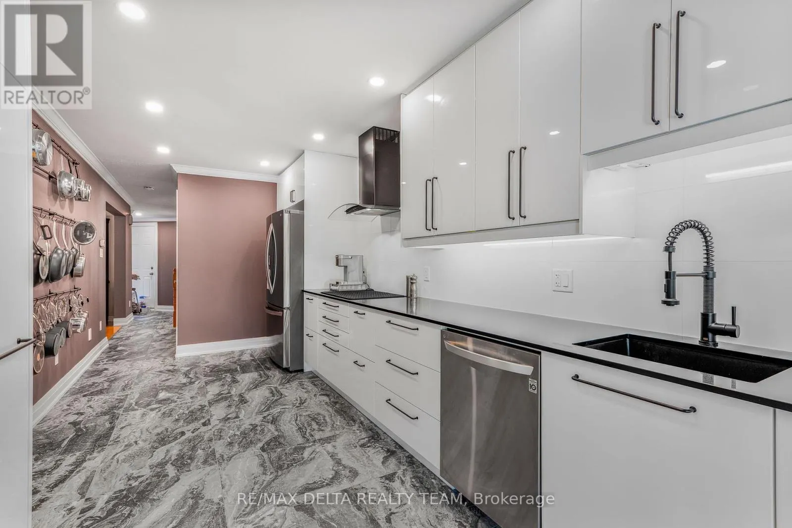 18 LONGSHIRE CIRCLE