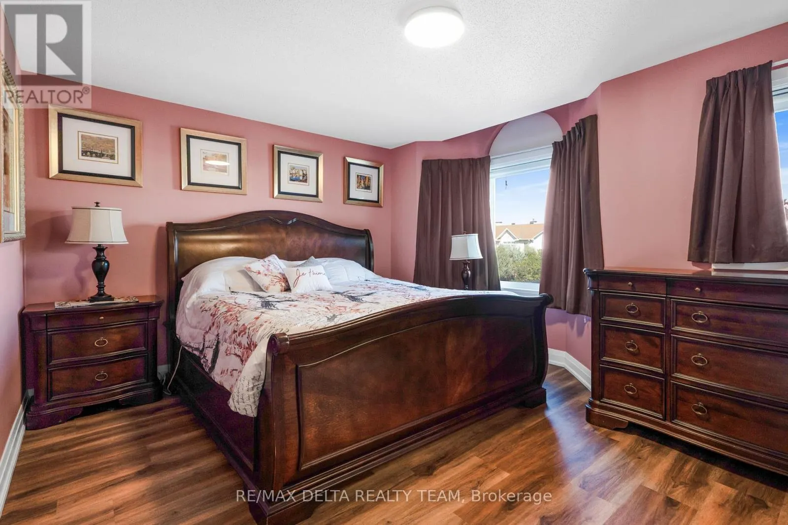 18 LONGSHIRE CIRCLE