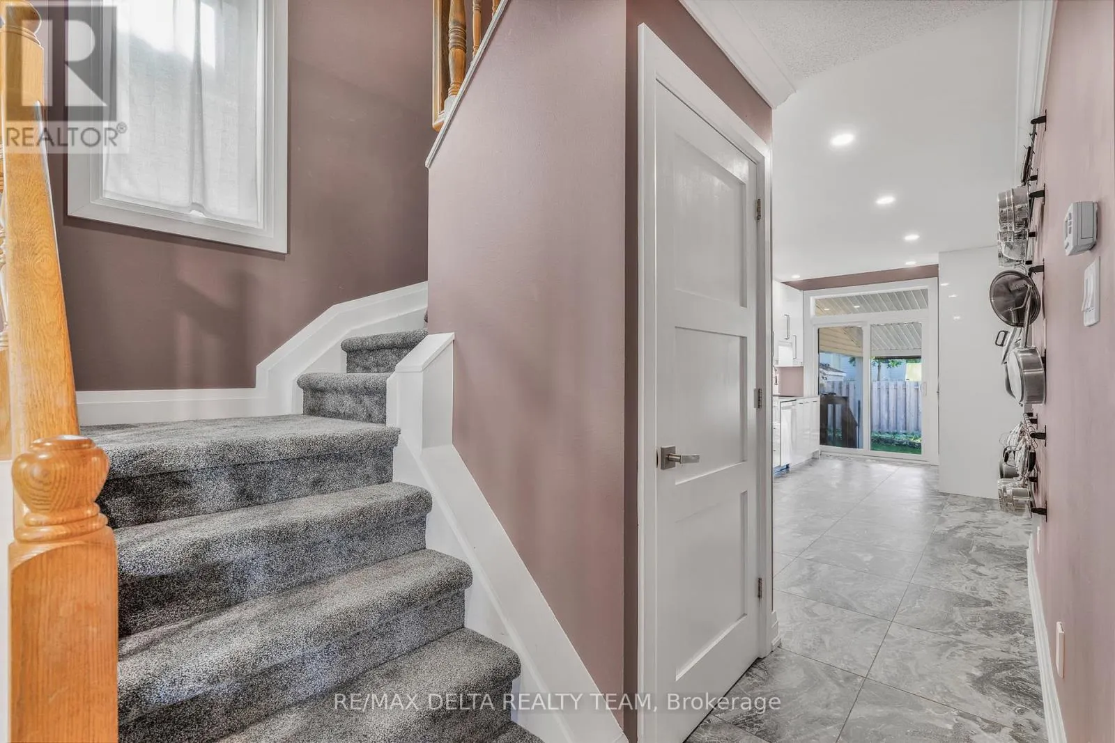 18 LONGSHIRE CIRCLE