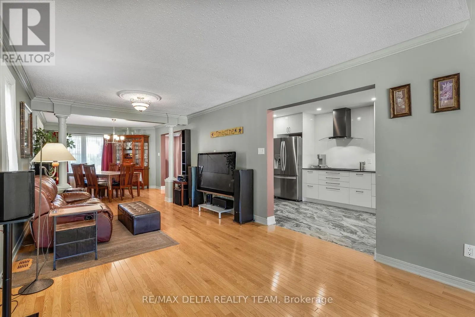 18 LONGSHIRE CIRCLE